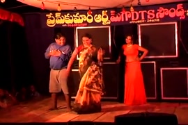Telugu slutty hot body girl تجعلني مبتلًا بحركات مثيرة على الأرض.
